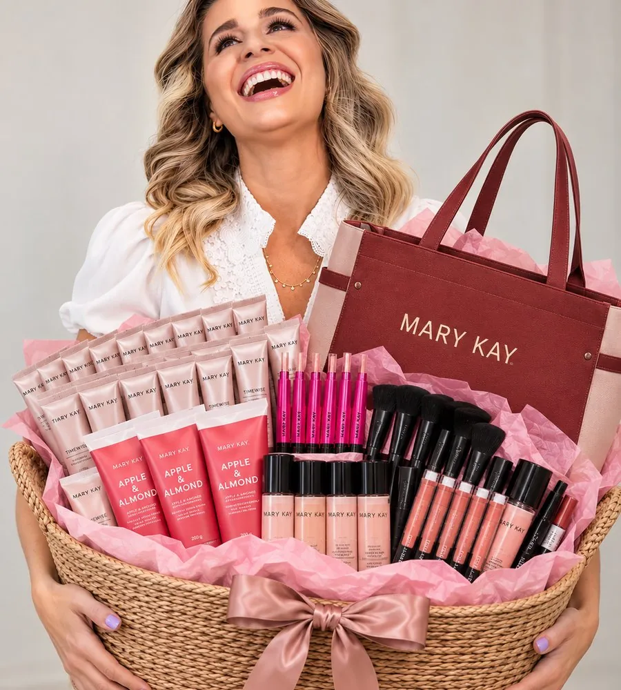 Marina Duarte com a cesta da sugestão de pedido de 1.305 pontos e a it bag