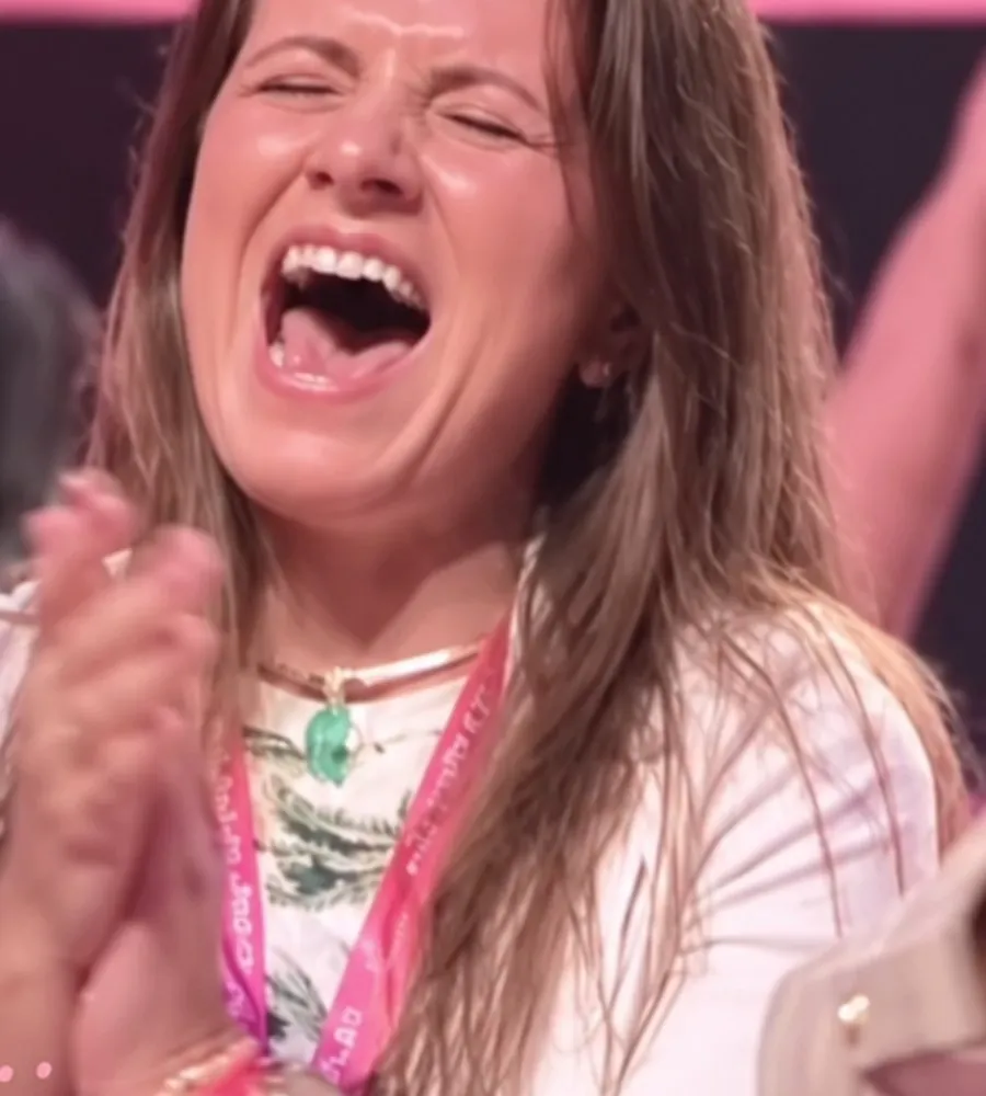 Consultora da equipe de Marina Duarte comemorando em evento de liderança